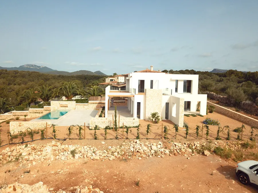 Passivhaus in Cala Murada mit Pool und Blick auf die Hügel