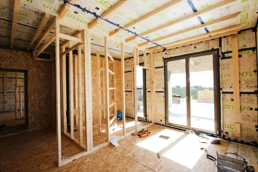 Holzkonstruktion des Passivhauses während der Bauphase