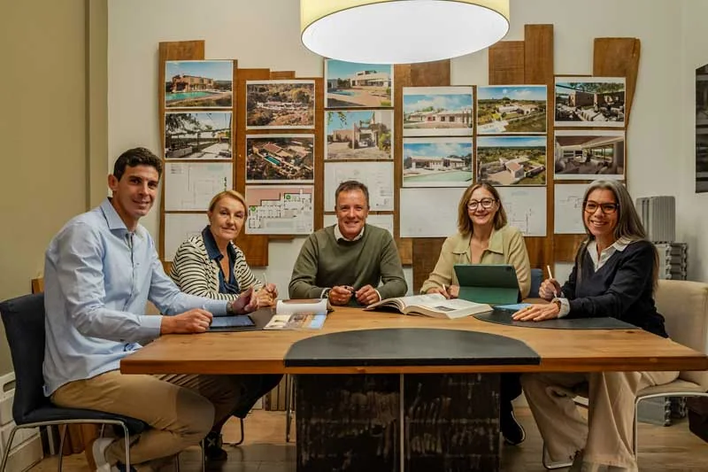 Het team van Casal Mallorquí aan de vergadertafel op kantoor