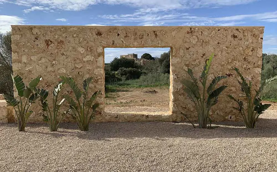Mallorcaanse stenen muur met een doorkijk naar het platteland
